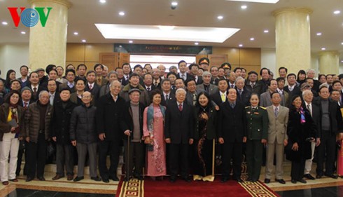 Party leader meets with artists, intellectuals, and scientists - ảnh 1